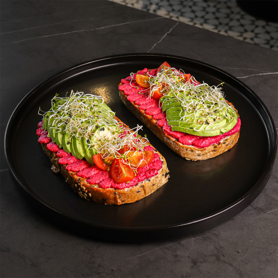 Tostada de Hummus y Beterraga